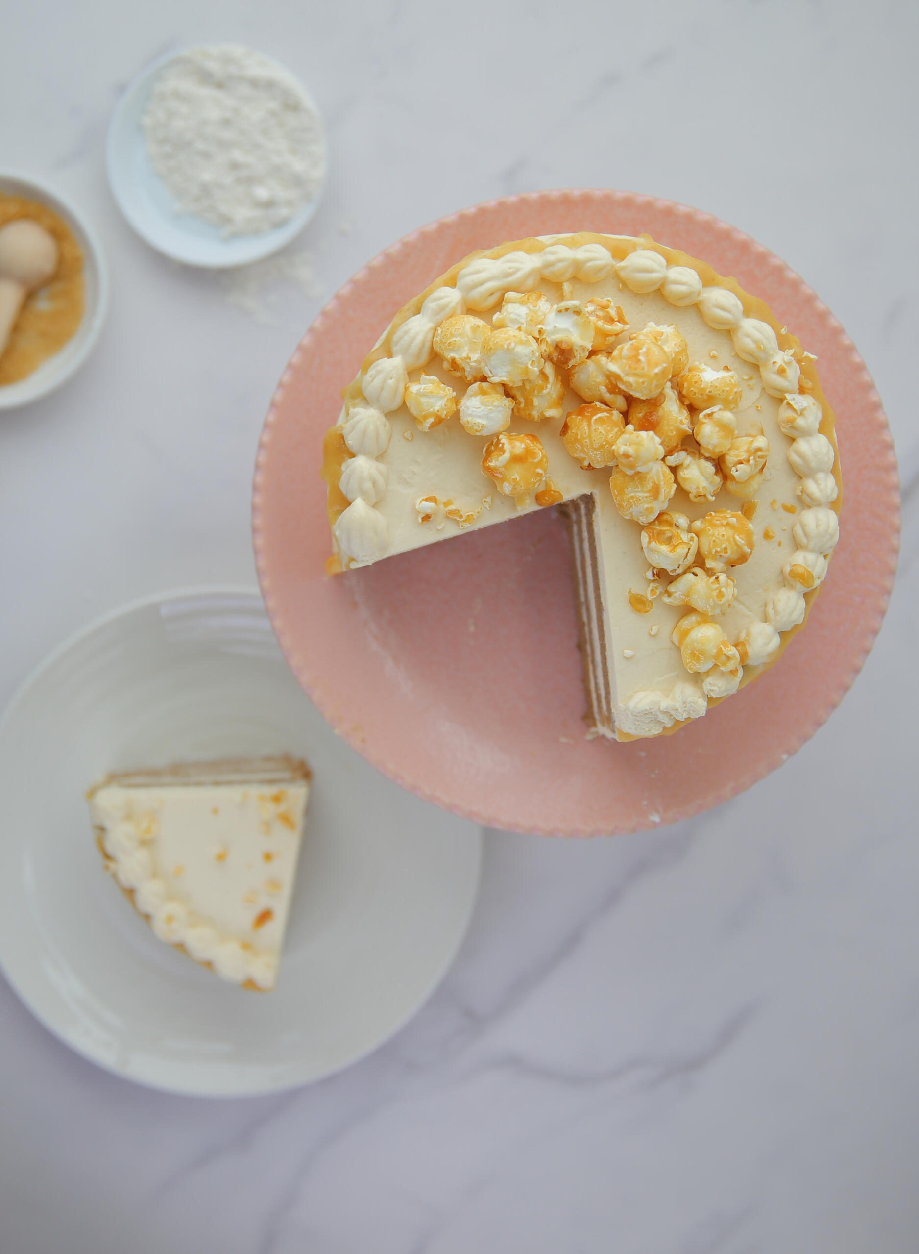 UK South East food photography - Caramel sponge cake flatlay UK South East food photography - Caramel sponge cake flatlay